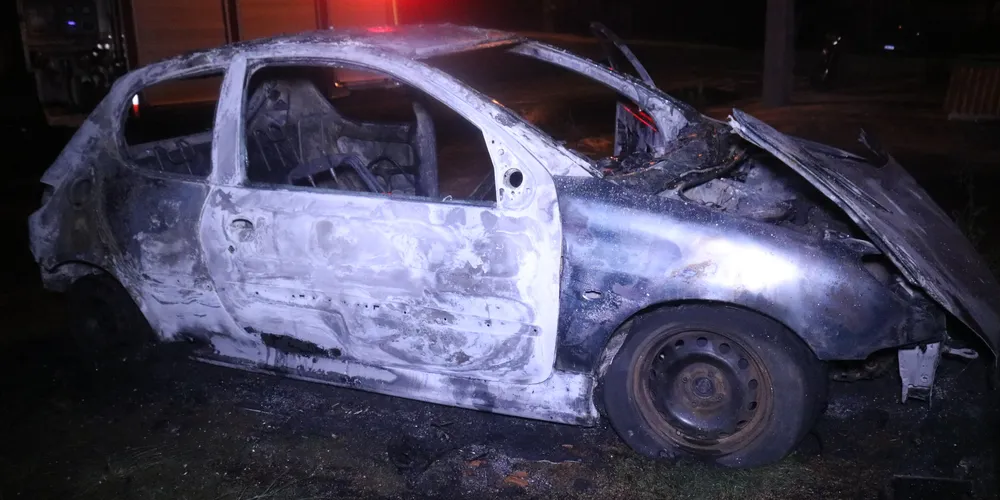 Mulher ateou fogo em carro que seu ex-companheiro estaria dormindo em frente à sua residência após término de relacionamento