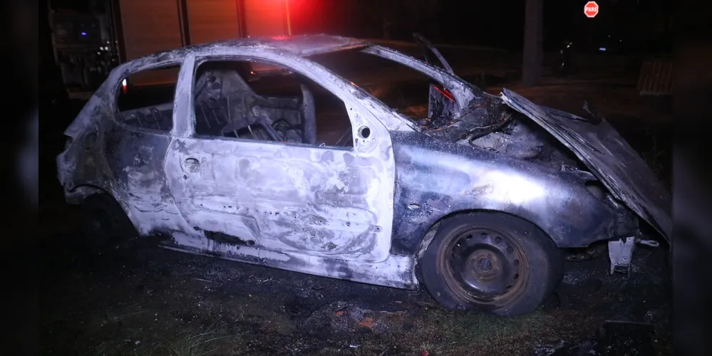 Mulher ateou fogo em carro que seu ex-companheiro estaria dormindo em frente à sua residência após término de relacionamento