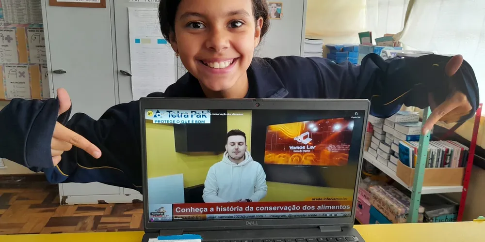 A classe usou variados recursos pedagógicos, como a videoaula do Vamos Ler e uma representação da pirâmide alimentar, e realizou trabalhos práticos sobre o tema