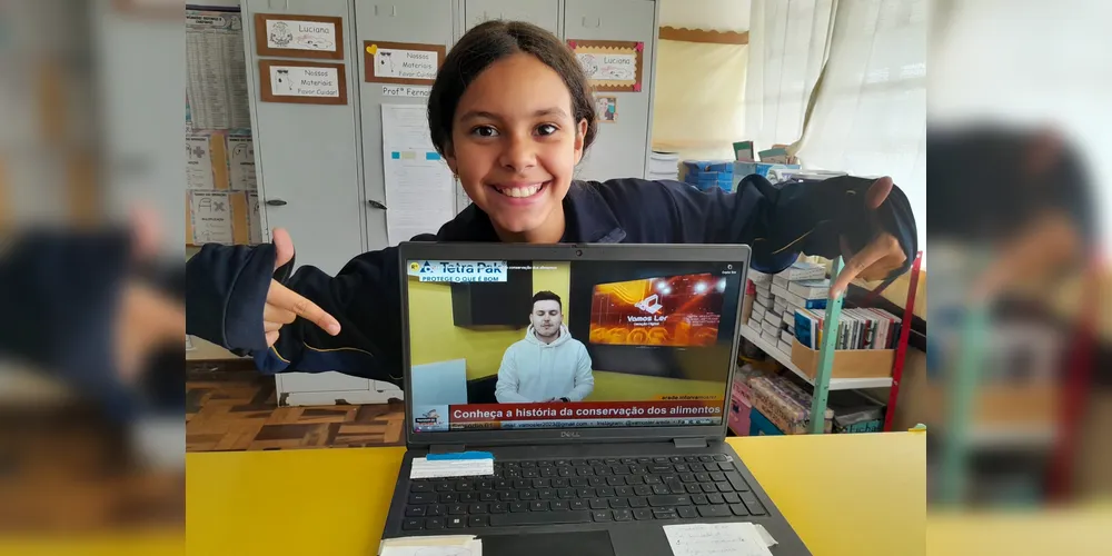 A classe usou variados recursos pedagógicos, como a videoaula do Vamos Ler e uma representação da pirâmide alimentar, e realizou trabalhos práticos sobre o tema