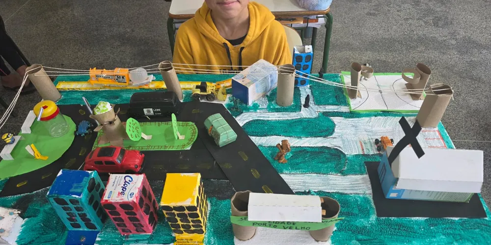 Os alunos criaram maquetes, mapas com trajetos até a escola, utilizaram um conteúdo do Vamos Ler e entrevistaram o motorista do ônibus escolar