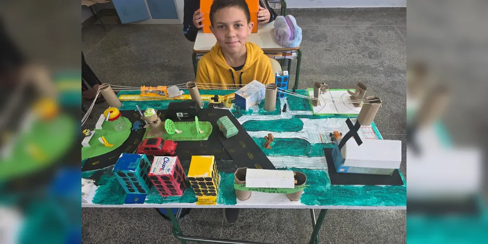 Os alunos criaram maquetes, mapas com trajetos até a escola, utilizaram um conteúdo do Vamos Ler e entrevistaram o motorista do ônibus escolar