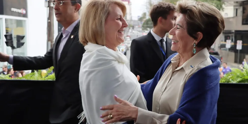 Márcia Huçulak e prefeita Elizabeth Schmidt