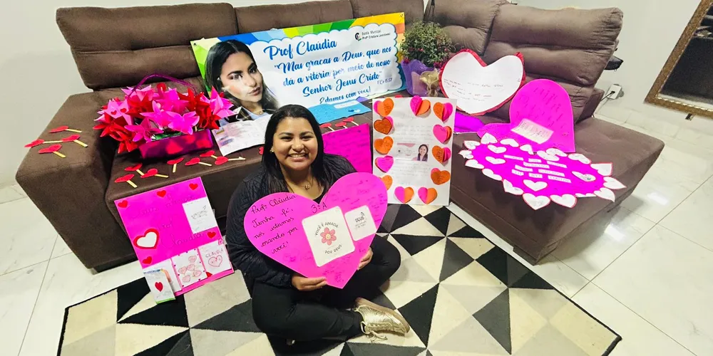 Professora da rede municipal de educação em Ponta Grossa recebeu homenagem de comunidade escolar durante tratamento contra câncer