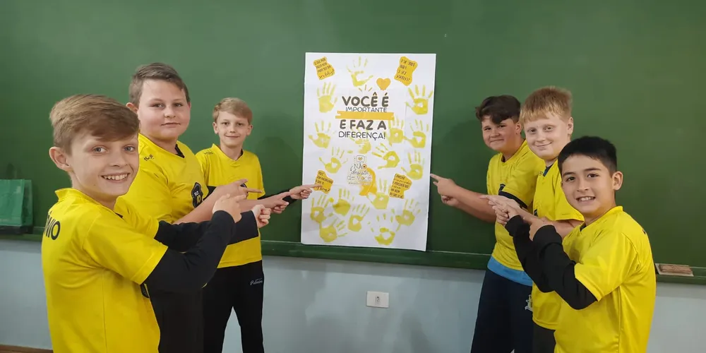A turma confeccionou cartazes temáticos, distribuiu "abraços grátis" e gravaram um vídeo com o total das ações