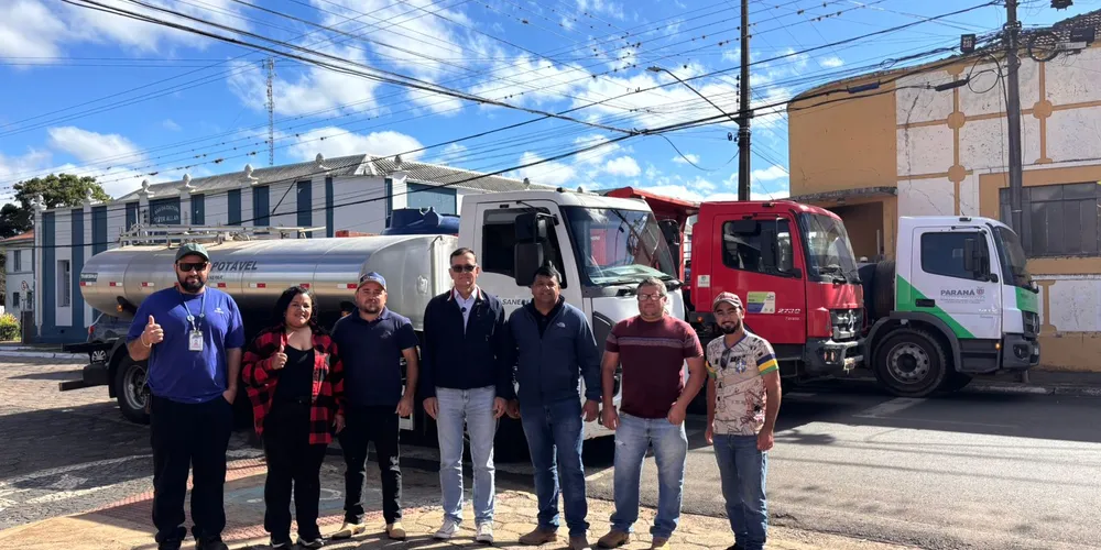 Ao todo, três veículos atuam de forma simultânea, que somados garantem a distribuição de cerca de 28 mil litros de água por viagem