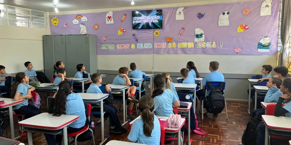 Após assistirem ao conteúdo, a turma se dividiu em grupos e confeccionou maquetes de casas sustentáveis. O resultado foi exposto aos colegas de outras turmas