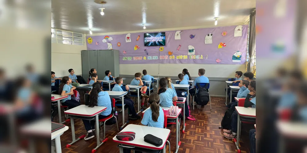 Após assistirem ao conteúdo, a turma se dividiu em grupos e confeccionou maquetes de casas sustentáveis. O resultado foi exposto aos colegas de outras turmas