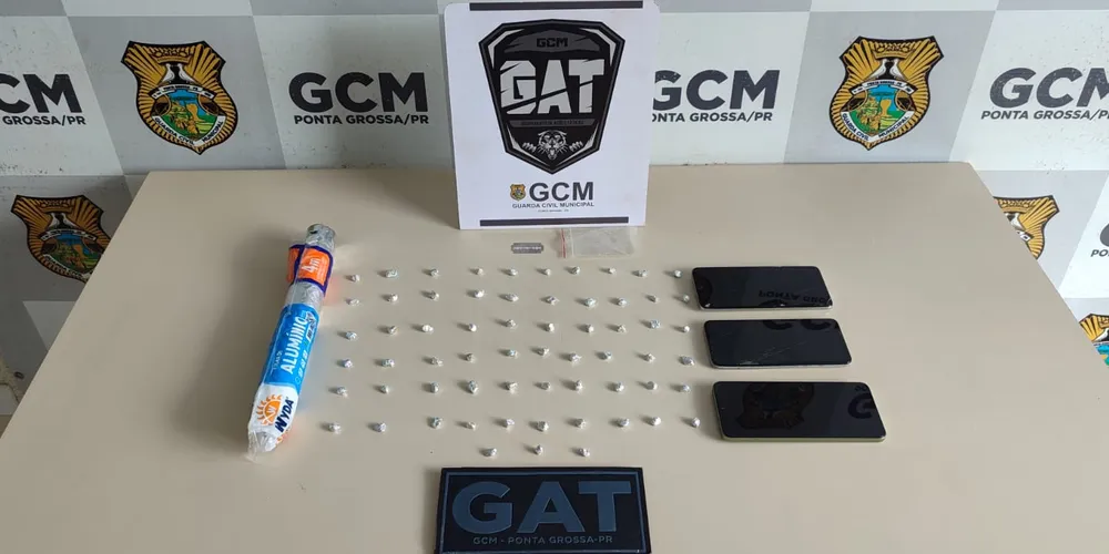 Foram apreendidos uma lâmina com vestígios de fracionamento, um rolo de papel-alumínio, três celulares e as pedras de crack