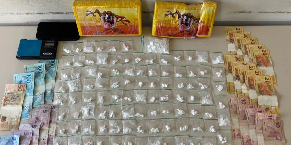 Foram apreendidos 1.809 g de cocaína, uma balança de precisão, dinheiro em espécie e um aparelho celular