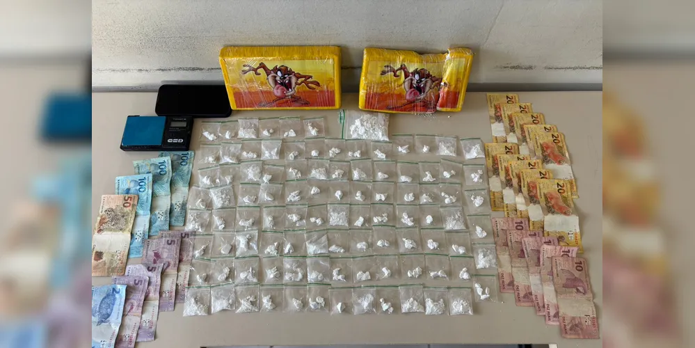 Foram apreendidos 1.809 g de cocaína, uma balança de precisão, dinheiro em espécie e um aparelho celular