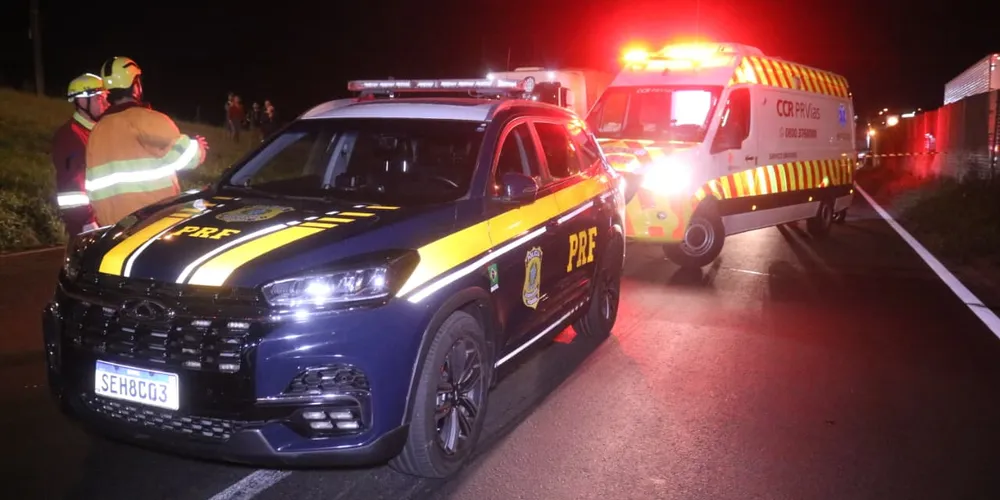 Equipes da PRF e da CCR PRVias estiveram no local