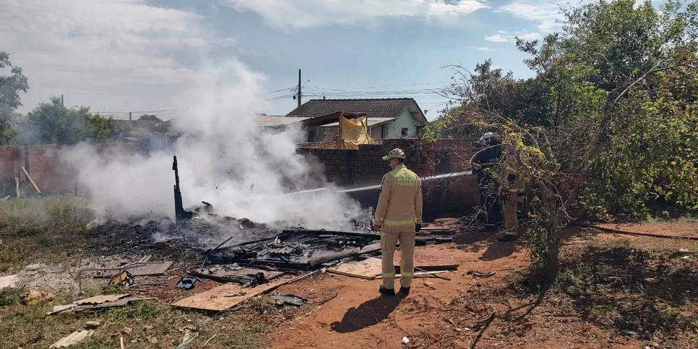 Bombeiros se deslocaram até o imóvel, mas a casa já estava destruída
