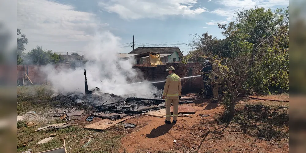 Bombeiros se deslocaram até o imóvel, mas a casa já estava destruída