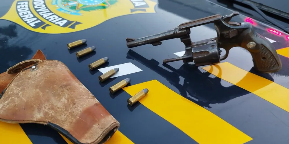 Arma foi apreendida com seis munições