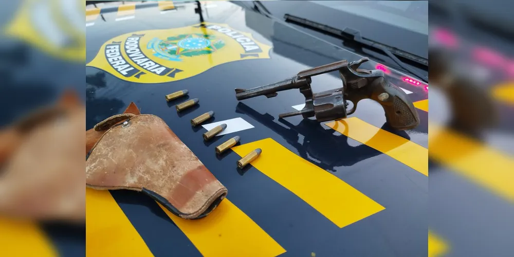 Arma foi apreendida com seis munições