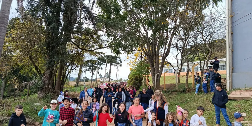 A proposta reuniu toda a comunidade escolar e contou com a presença de autoridades locais