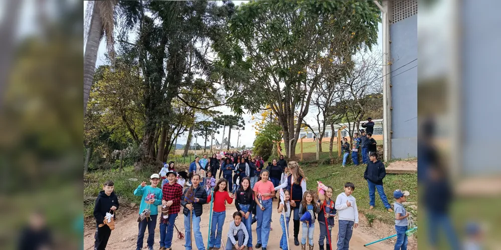 A proposta reuniu toda a comunidade escolar e contou com a presença de autoridades locais