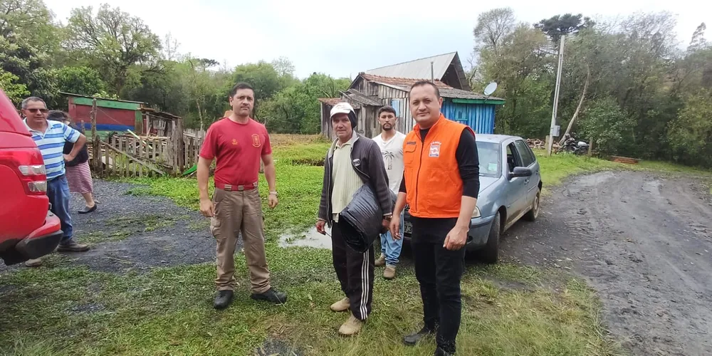 O prefeito Mario Cezar, junto do Corpo de Bombeiros, prestou apoio às pessoas afetadas