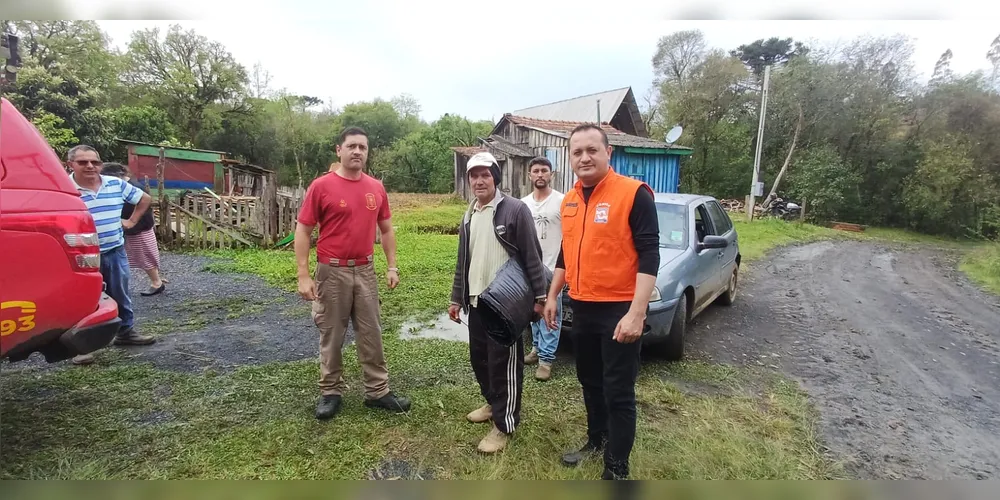 O prefeito Mario Cezar, junto do Corpo de Bombeiros, prestou apoio às pessoas afetadas