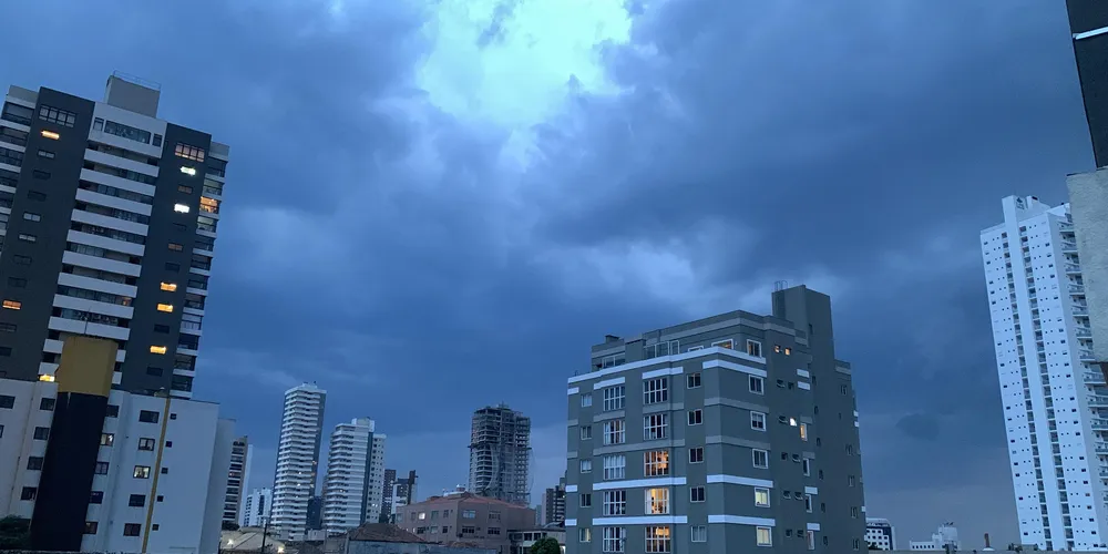 Previsão de tempestade com ventos intensos está marcada para a noite desta terça-feira (30)