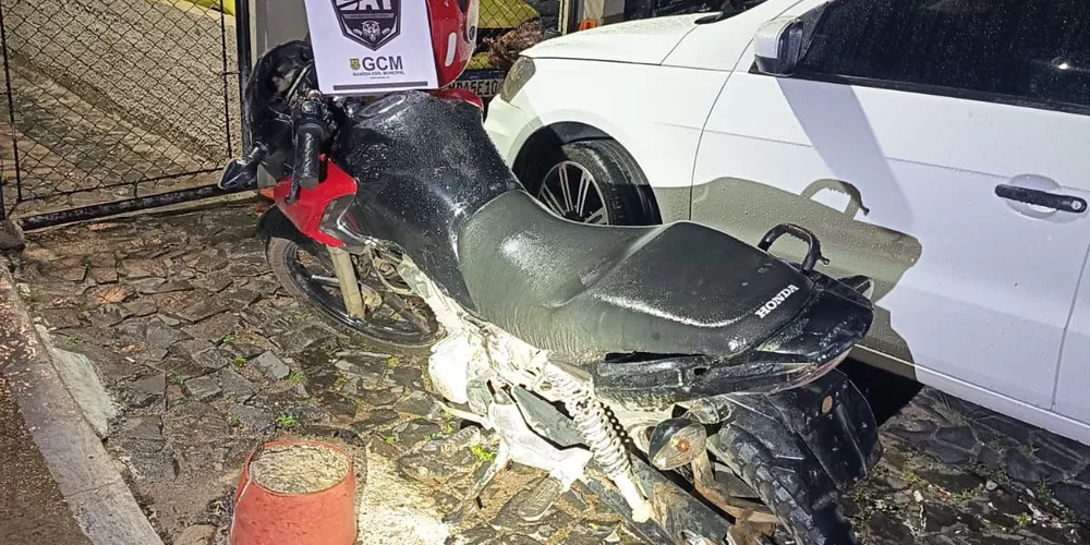 O condutor não possuía habilitação, nem apresentou documento da motocicleta
