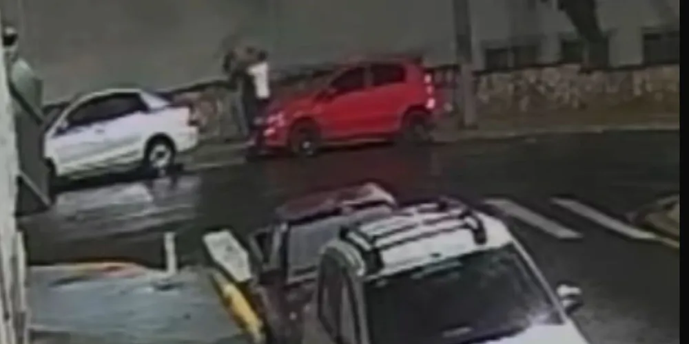 Mulher é abordada por dois homens ao lado da universidade em suposta tentativa de assalto