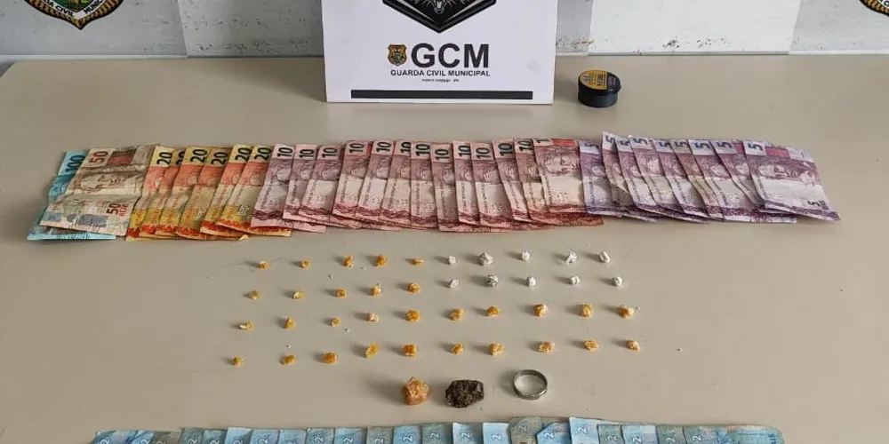 Os materiais foram apreendidos e os dois homens receberam voz de prisão