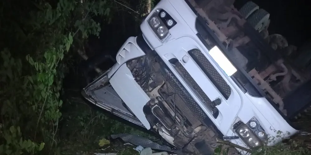 Veículo foi encontrado de cabeça para baixo