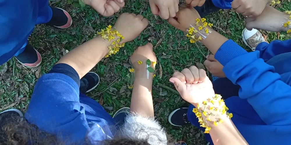 Com os materiais coletados na "exploração" do espaço da escola, as crianças confeccionaram pulseiras
