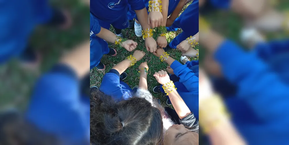 Com os materiais coletados na "exploração" do espaço da escola, as crianças confeccionaram pulseiras