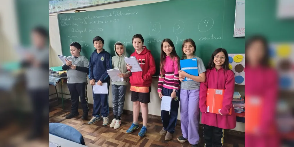 A turma se dividiu em dois grupos durante o principal debate, um favorável a utilização de celulares e outro contrário