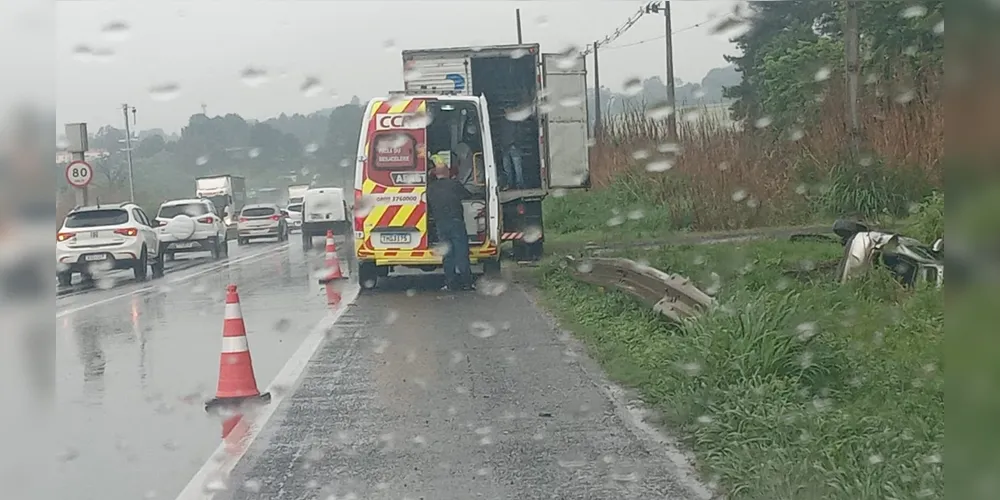Foto do momento que a ambulância da CCR atendeu as vítimas