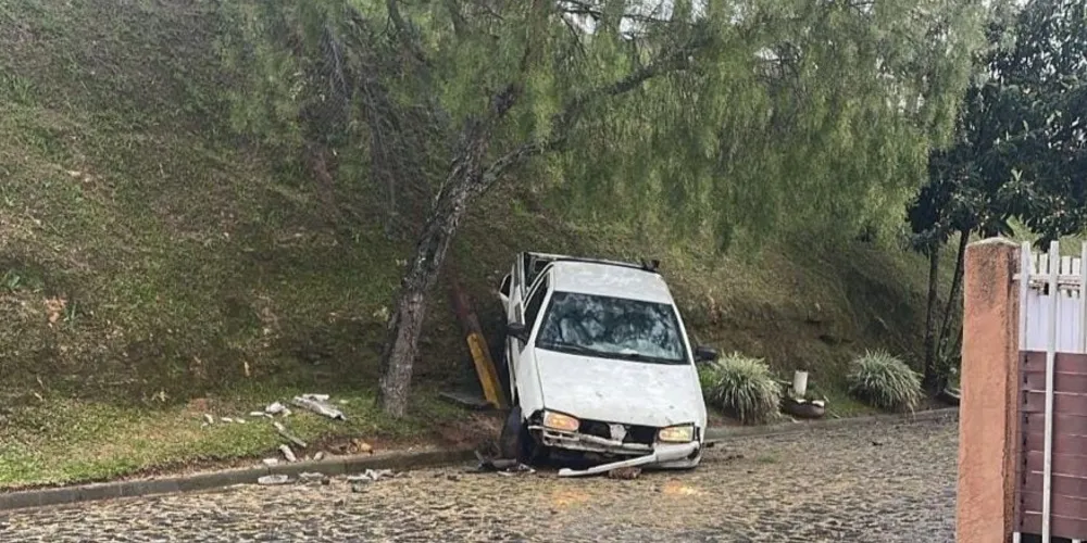 Carro ficou parcialmente destruído