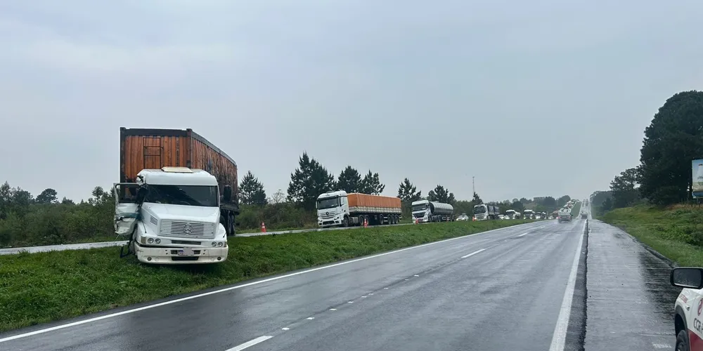 Caminhão ficou atravessado entre os dois sentidos da via