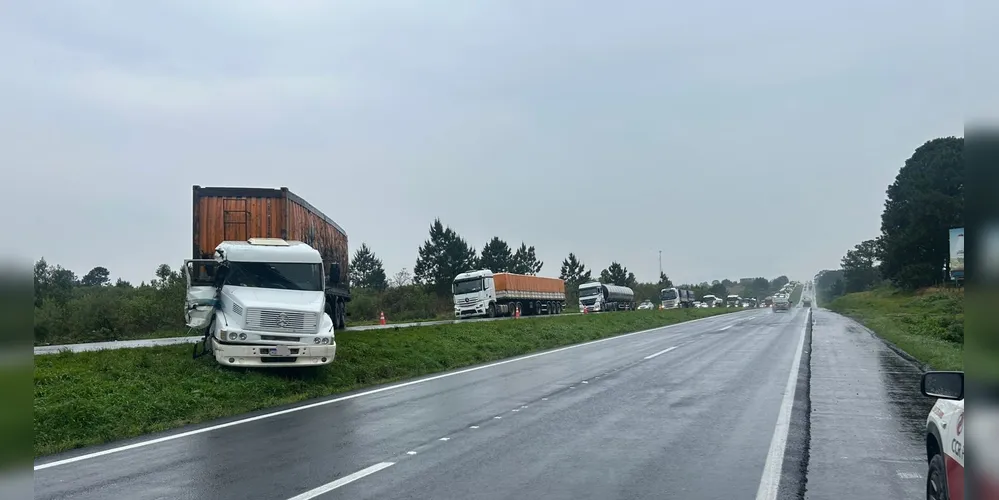 Caminhão ficou atravessado entre os dois sentidos da via