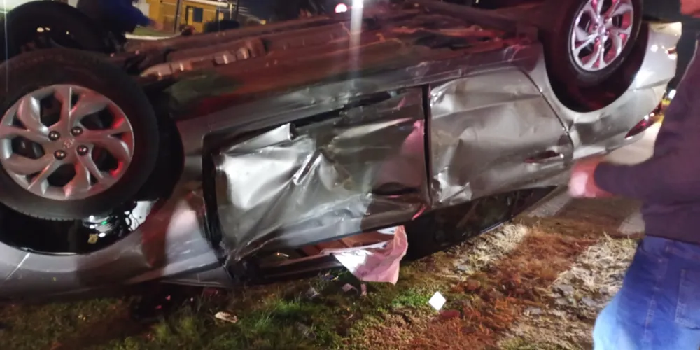 O automóvel HB20 capotou após a colisão