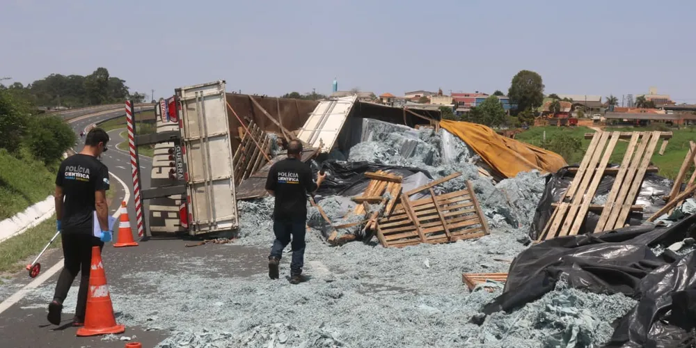 Caminhão tombou e motorista morreu