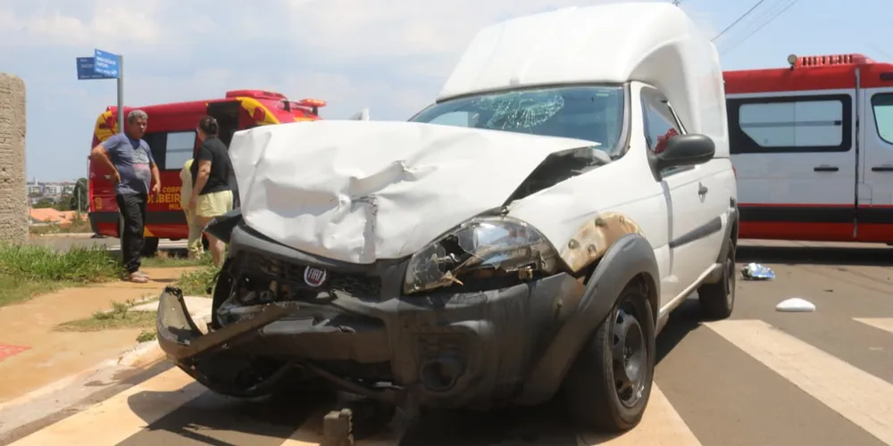 Acidente aconteceu no início deste domingo (5), no bairro Neves
