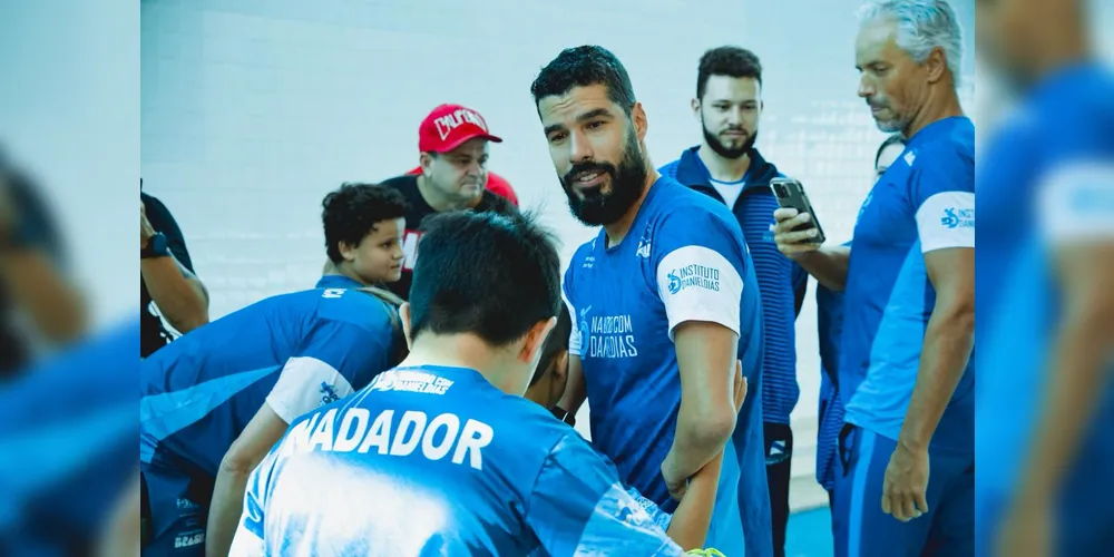 O campeão paralímpico anunciou a ampliação do projeto com 40 novas vagas