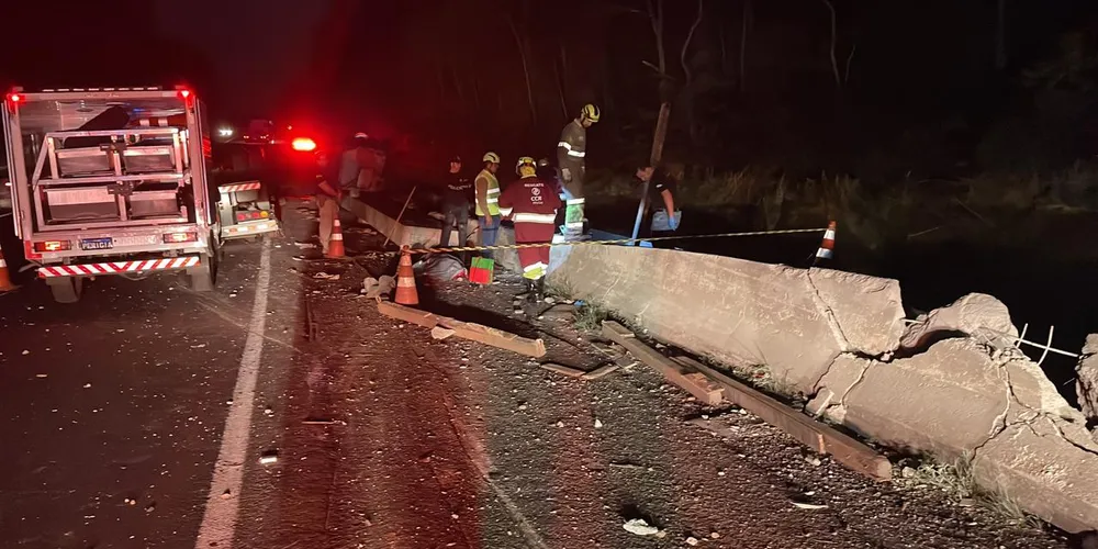 Mureta de concreto ficou danificada após o choque