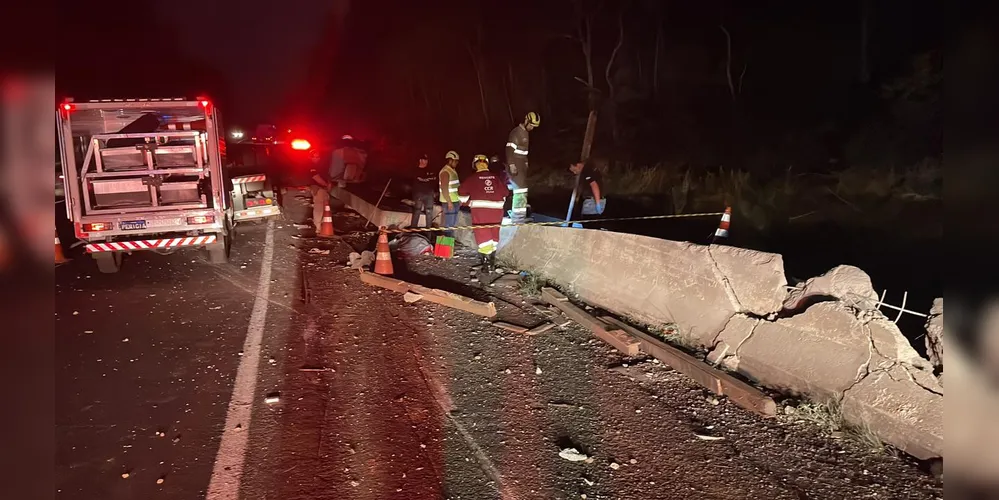 Mureta de concreto ficou danificada após o choque