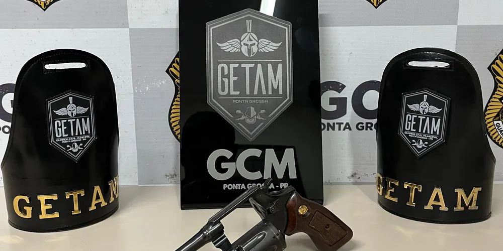 A arma e as munições foram apreendidas