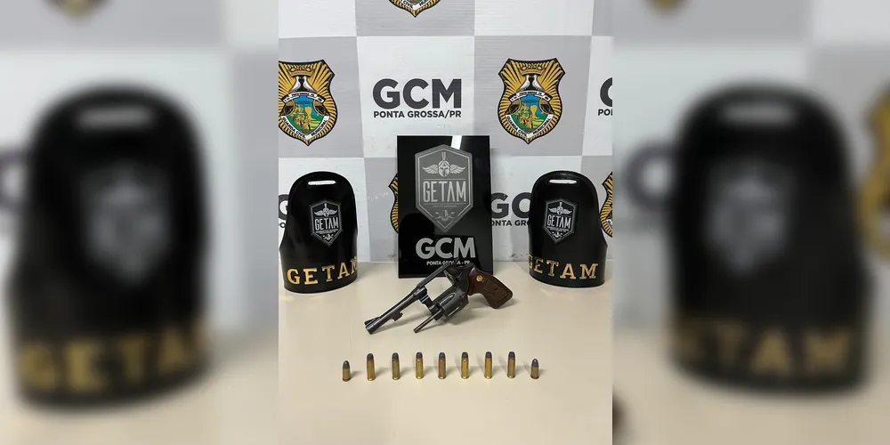 A arma e as munições foram apreendidas