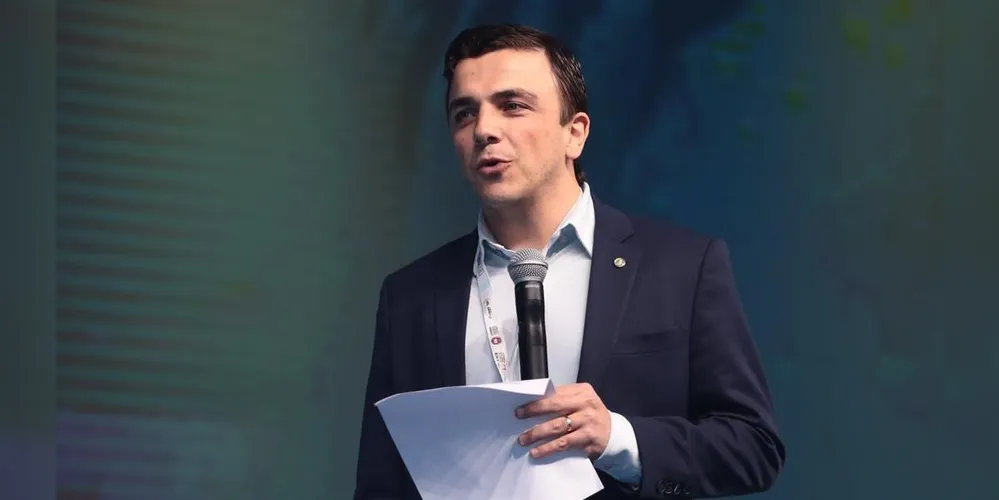 Deputado Aliel Machado em registro