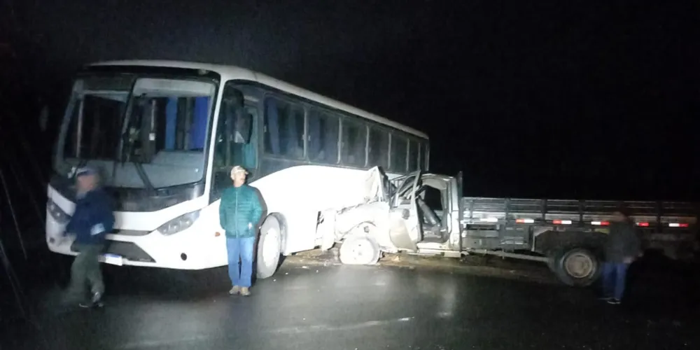 Motorista do caminhão ficou ferido