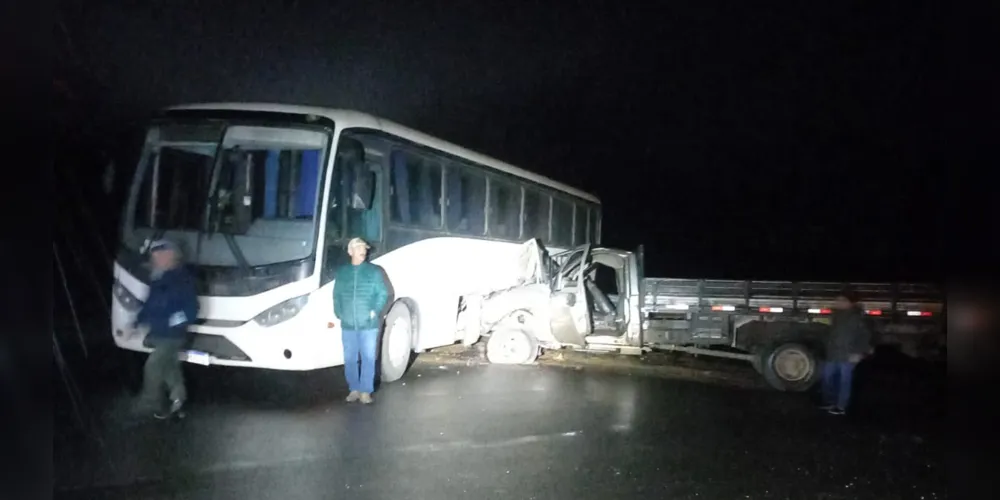 Motorista do caminhão ficou ferido