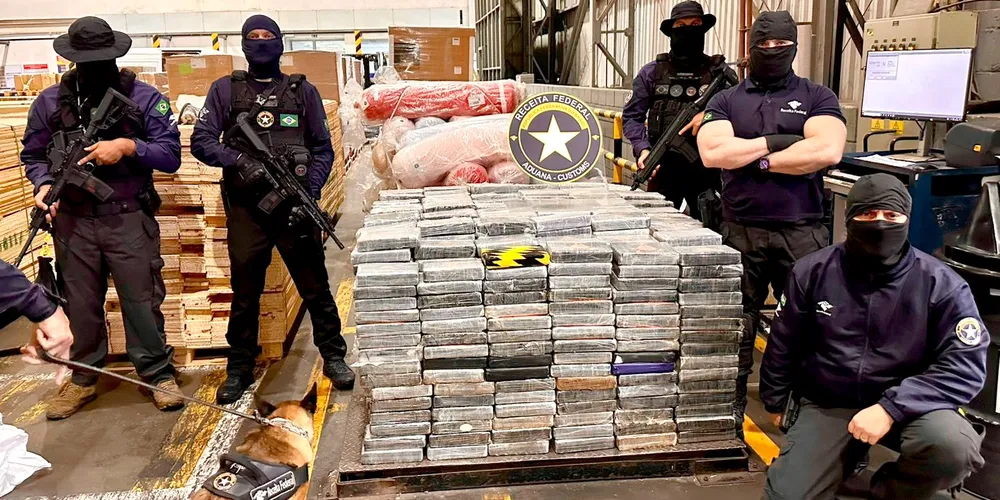 A droga foi entregue à polícia judiciária competente para prosseguimento de investigações