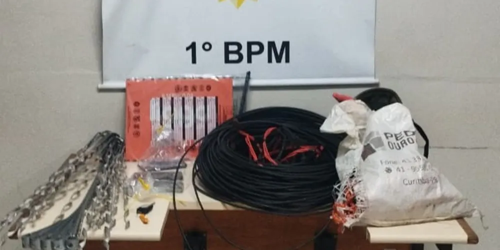 Os suspeitos e o material apreendido foram encaminhados à Delegacia de Polícia Civil