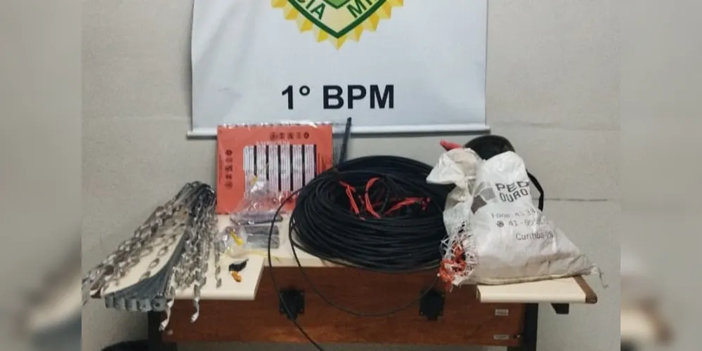 Os suspeitos e o material apreendido foram encaminhados à Delegacia de Polícia Civil